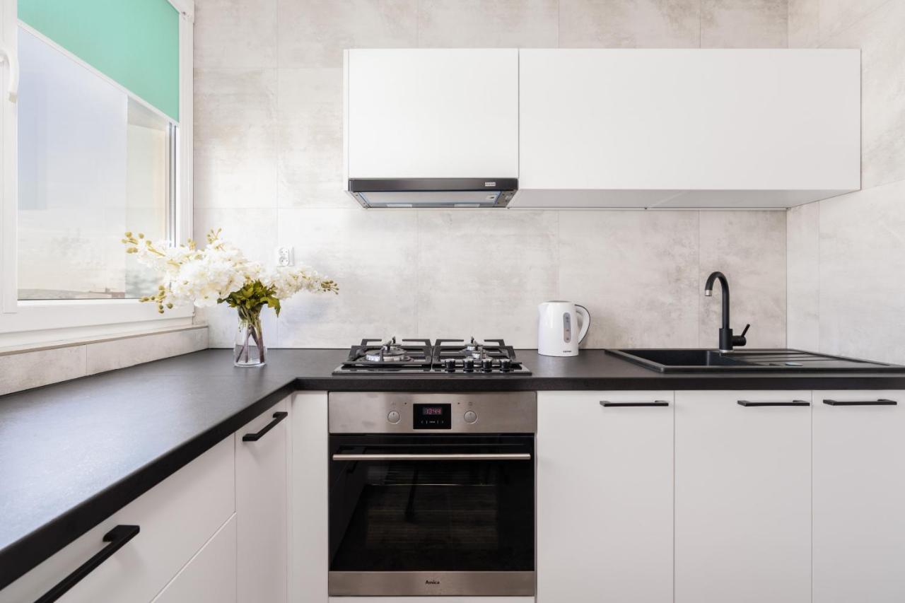 Stylish Apartment Near Wroclavia For 4 Guests By Noclegi Renters Wroclaw Luaran gambar